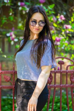 Artı günlük kıyafetlerle manken boy, açık havada parkta şişman kadın vücudu. Bahar konsepti.