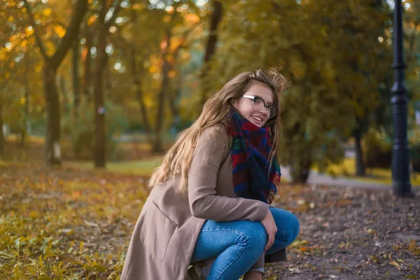 Porträt eines schönen Mädchens im Park. Teenager-Mädchen mit Brille. Nahaufnahme Foto. Junge Studenten haben Spaß. Lifestyle-Foto. — Stockfoto