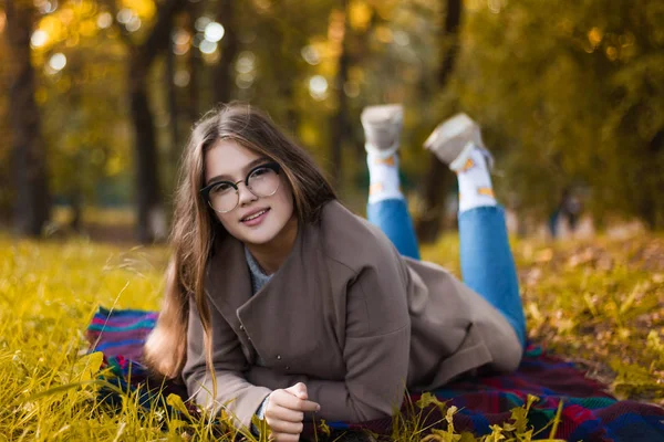 Porträt eines schönen Mädchens im Park. Teenager-Mädchen mit Brille. Nahaufnahme Foto. Junge Studenten haben Spaß. Lifestyle-Foto. — Stockfoto