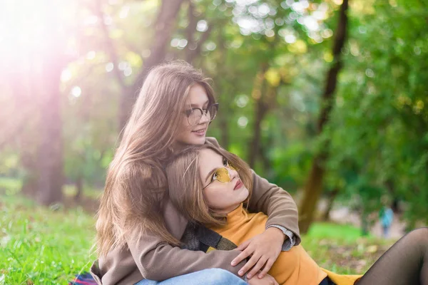 Młody hipster nastolatek dziewczyna zabawy razem na piknik o zachodzie słońca — Zdjęcie stockowe