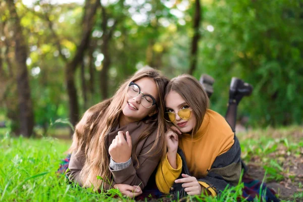 Genç hippi kız gün batımında piknikte birlikte eğleniyor. — Stok fotoğraf