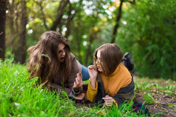 Młody hipster nastolatek dziewczyna zabawy razem na piknik o zachodzie słońca — Zdjęcie stockowe