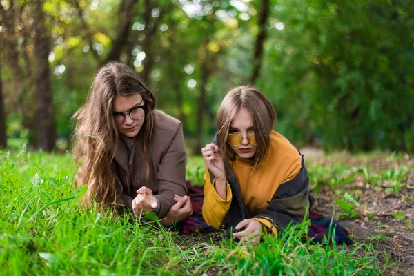 Młody hipster nastolatek dziewczyna zabawy razem na piknik o zachodzie słońca — Zdjęcie stockowe