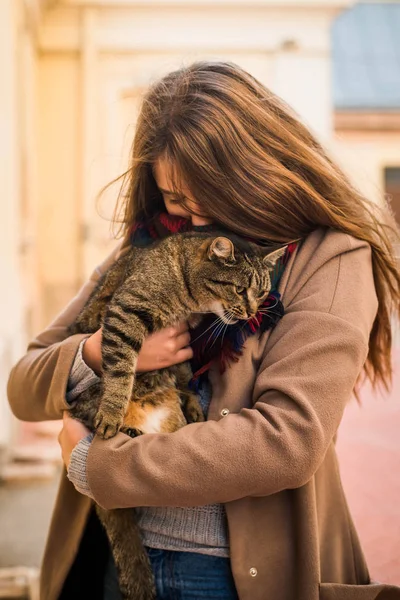 도시 배경에서 고양이를 껴안고 있는 매력적 인 소녀 — 스톡 사진