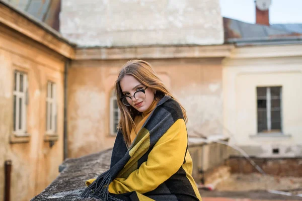 Gatan porträtt av ung vacker kvinna som bär snygga vintage kläder. Modell tittar upp. Kvinnligt mode koncept. Känslor, människor, skönhet och livsstil koncept. Söt tonårsflicka. — Stockfoto