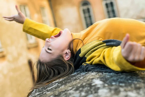 Nettes Teenie-Mädchen fällt und schreit. Außenporträt. — Stockfoto