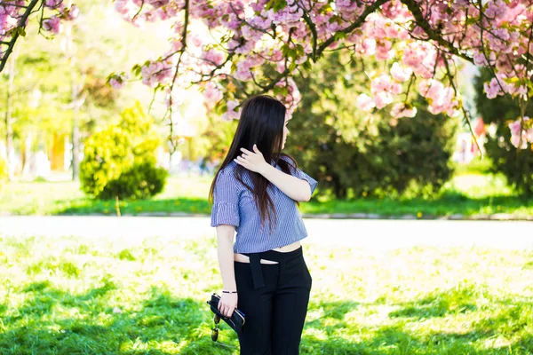 Modello di moda plus size in abiti casual, corpo femminile sovrappeso in un parco all'aperto. Concetto primavera . — Foto Stock