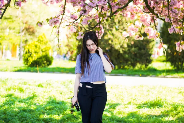 Plus size fashion model in casual clothes, overweight female body in a park outdoors. Spring concept. — Stock Photo, Image
