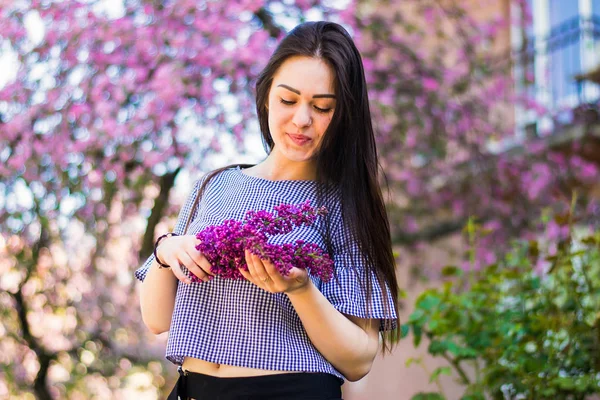 Modello di moda plus size in abiti casual, corpo femminile sovrappeso in un parco all'aperto. Concetto primavera . — Foto Stock