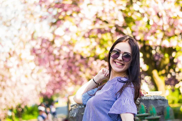 プラスサイズファッションモデルでカジュアル服、太りすぎ女性の体で公園屋外。春のコンセプト. — ストック写真