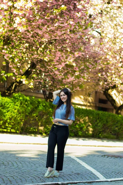 Modelo de moda de talla grande en ropa casual, cuerpo femenino con sobrepeso en un parque al aire libre. Concepto primavera . — Foto de Stock