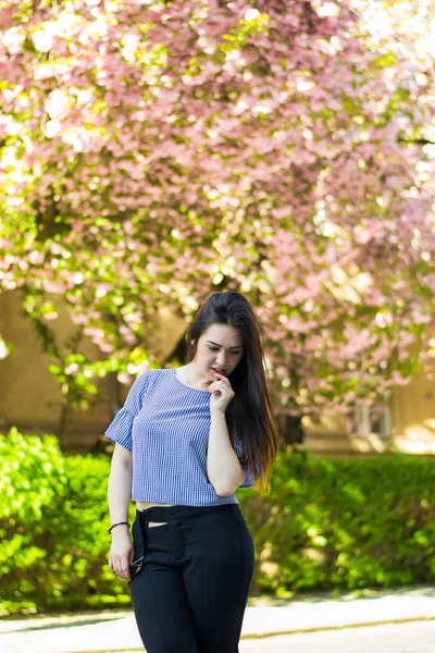 Modelo de moda de talla grande en ropa casual, cuerpo femenino con sobrepeso en un parque al aire libre. Concepto primavera . — Foto de Stock