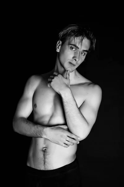 Porträt der Mode junge Kaukasier sexy bemuskelt attraktiv hübsch sportlich Mann Junge Modell isoliert auf schwarzem Hintergrund — Stockfoto