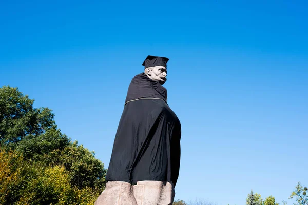 Lviv, Ukraine - 13 octobre 2019 : Monument à Ivan Franko en tenue académique. Journée universitaire — Photo
