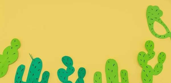 Papír kaktuszok sárga alapon — Stock Fotó