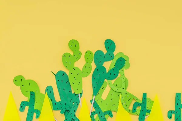 Papír kaktuszok sárga alapon — Stock Fotó