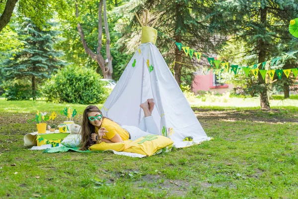 公園で楽しんでる素敵な10代の女の子。天気の良い日。夏のコンセプト。サボテンパーティー、ピクニック、日 — ストック写真