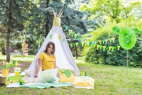 公園で楽しんでる素敵な10代の女の子。天気の良い日。夏のコンセプト。サボテンパーティー、ピクニック、日 — ストック写真