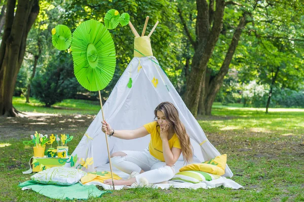 公園で楽しんでる素敵な10代の女の子。天気の良い日。夏のコンセプト。サボテンパーティー、ピクニック、日 — ストック写真