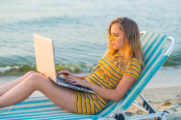 Ajuste Mujer Joven Sentada Silla Cubierta Playa Vista Mar Usando — Foto de Stock