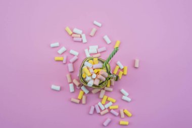 Bardakta beyaz marşmelov. Parti konsepti. Boşluğu kopyala