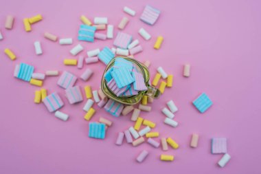 Bardakta beyaz marşmelov. Parti konsepti.