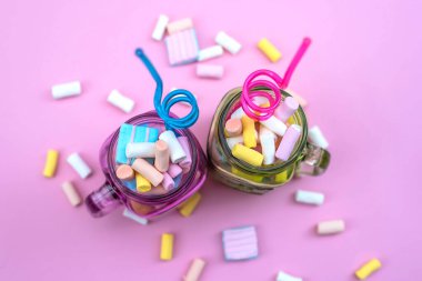 Bardakta beyaz marşmelov. Parti konsepti.