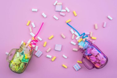 Bardakta beyaz marşmelov. Parti konsepti.