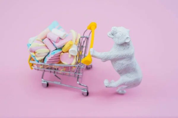 Brinquedo Tigre Branco Engraçado Com Carrinho Compras Cheio Marshmellow Fundo — Fotografia de Stock