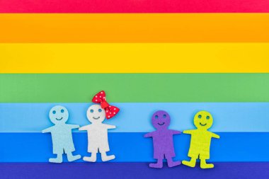 LGBT insan figürleri alışılmadık oryantasyon gösteriyor. Evlilik ve aile, çift. Homoseksüel hakları. Gökkuşağı arkaplanı.