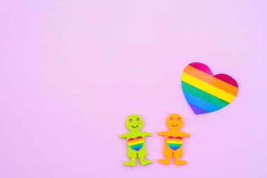 LGBT insan figürleri. İki erkek figürü alışılmadık oryantasyon gösteriyor. Evlilik ve aile, çift. Homoseksüel hakları. Pembe arkaplan.