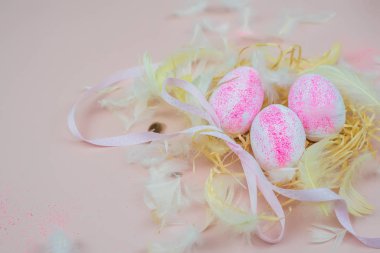 Pembe kurdeleli Paskalya yumurtası. Komik dekorasyon. Mutlu Paskalyalar. Derisini yüzelim.