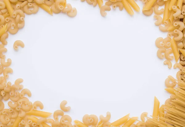 Achtergrond Van Verspreide Ongekookte Italiaanse Maccheroni Pasta Schelpen Vrije Plaats — Stockfoto