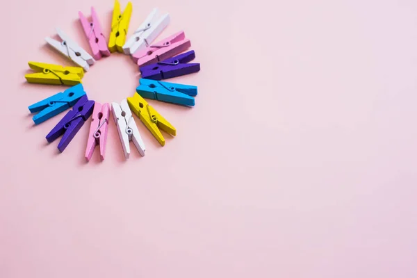 Pinzas Para Pinzas Madera Colores Sobre Fondo Rosa Tono Pastel — Foto de Stock