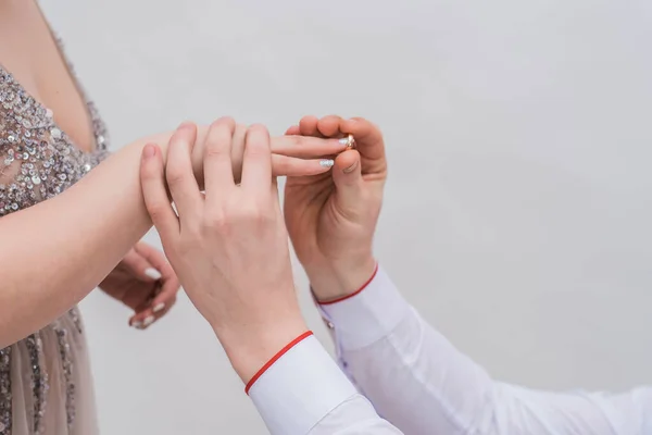 Gros Plan Main Masculine Insérant Une Bague Fiançailles Dans Doigt — Photo