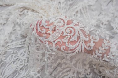 Beyaz ahşap arka plan, beyaz bahar çiçekleri güller ve dantel kurdeleler. Mutlu kadınlar günü. Tahta zemindeki dantelin dokusu.