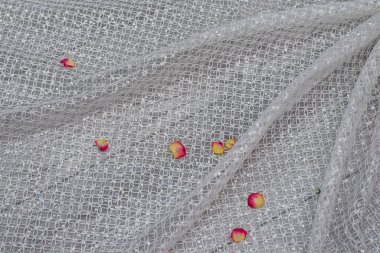 Beyaz ahşap arka plan, beyaz bahar çiçekleri güller ve dantel kurdeleler. Mutlu kadınlar günü. Tahta zemindeki dantelin dokusu.