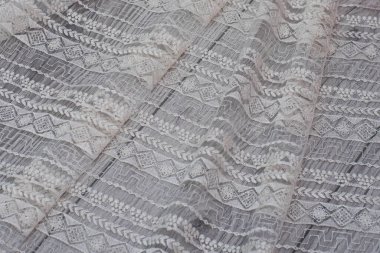 Beyaz ahşap arka plan, beyaz bahar çiçekleri güller ve dantel kurdeleler. Mutlu kadınlar günü. Tahta zemindeki dantelin dokusu.