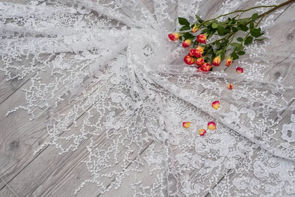 Weißer Holzhintergrund Mit Weißen Frühlingsblumen Rosen Und Spitzenband Glücklicher Frauentag — Stockfoto