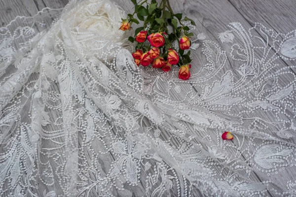 Beyaz Ahşap Arka Plan Beyaz Bahar Çiçekleri Güller Dantel Kurdeleler — Stok fotoğraf