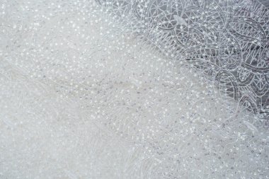 Beyaz ahşap arka plan, beyaz bahar çiçekleri güller ve dantel kurdeleler. Mutlu kadınlar günü. Tahta zemindeki dantelin dokusu.