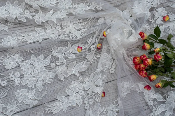 Weißer Holzhintergrund Mit Weißen Frühlingsblumen Rosen Und Spitzenband Glücklicher Frauentag — Stockfoto