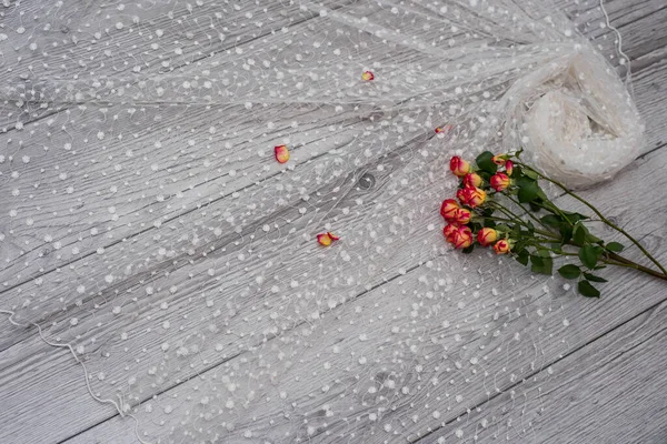 Белый Деревянный Фон Белыми Весенними Цветами Роз Кружевной Ленты Счастливого — стоковое фото