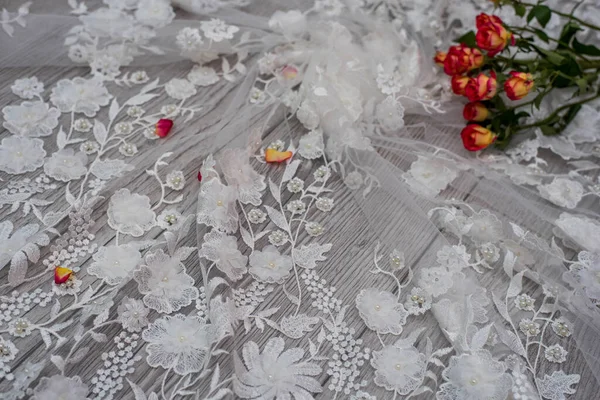 Άσπρο Ξύλινο Φόντο Λευκά Ανοιξιάτικα Λουλούδια Τριαντάφυλλα Και Δαντέλα Κορδέλα — Φωτογραφία Αρχείου