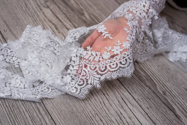 Witte Houten Achtergrond Met Witte Lentebloemen Rozen Kanten Lint Gelukkige — Stockfoto