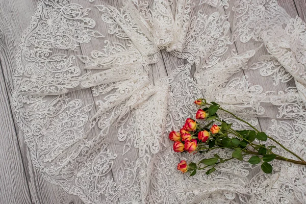 Białe Drewniane Tło Białymi Wiosennymi Kwiatami Koronkową Wstążką Szczęśliwego Dnia — Zdjęcie stockowe