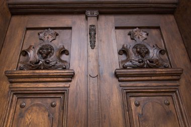 Aslan figürlü eski bir ahşap kapı.