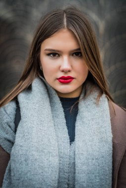 Kameraya gülümseyen mutlu kızıl kızın portresi. Parlak makyaj.