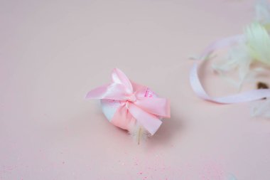 Pembe arka planda pembe kurdeleli Paskalya yumurtası. Boşluğu kopyala.