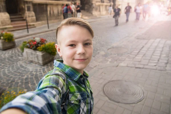 Alegre Homem Feliz Fazendo Selfie Cômico Rua — Fotografia de Stock